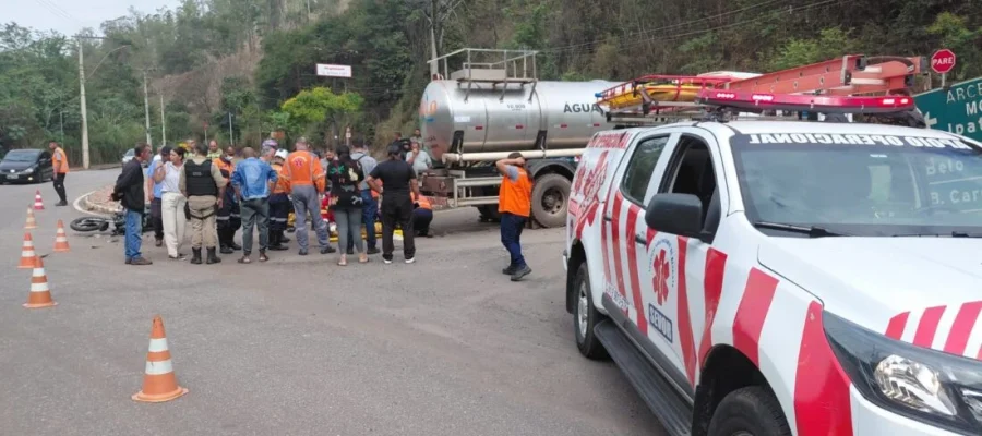 Motociclista de 19 anos fica ferido em colisão com caminhão em João Monlevade.