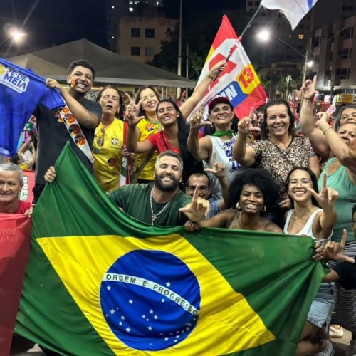 Comemoração pela vitória de Lula reúne prefeito Laércio Ribeiro, vereador Belmar Diniz e apoiadores na Praça do Povo, em João Monlevade,