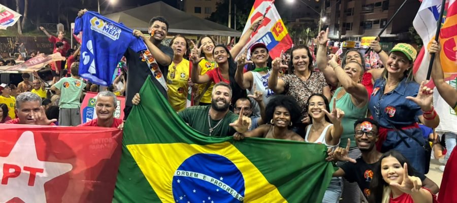 Comemoração pela vitória de Lula reúne prefeito Laércio Ribeiro, vereador Belmar Diniz e apoiadores na Praça do Povo, em João Monlevade,