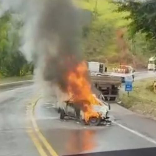 Colisão entre carro e carreta deixa dois mortos carbonizados na BR-381, em João Monlevade.