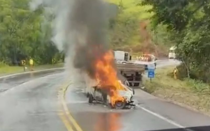Colisão entre carro e carreta deixa dois mortos carbonizados na BR-381, em João Monlevade.