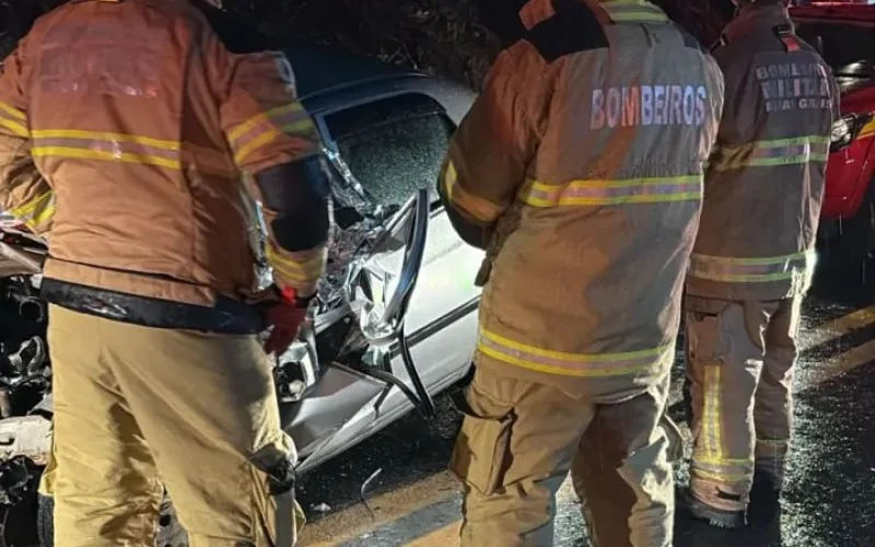Policial militar morre após colisão entre carro e caminhão na BR-381, em Coronel Fabriciano.