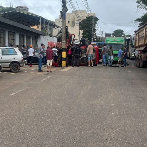 Capotamento de veículo é registrado em frente à antiga delegacia de polícia em João Monlevade na manhã desta quinta-feira (26/02/2026).