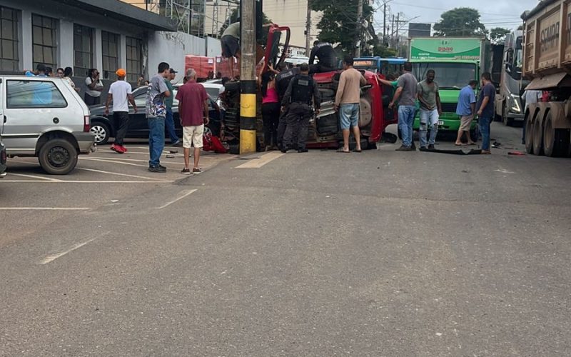 Capotamento de veículo é registrado em frente à antiga delegacia de polícia em João Monlevade na manhã desta quinta-feira (26/02/2026).