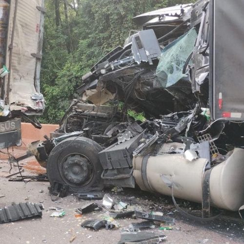 Colisão entre dois caminhões é registrada na BR-381, em Itatiaiuçu (MG).