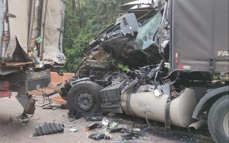 Colisão entre dois caminhões é registrada na BR-381, em Itatiaiuçu (MG).