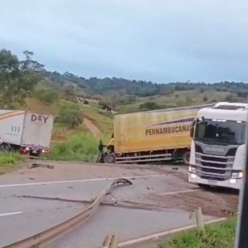 Batida frontal entre caminhão e carreta deixa dois mortos na BR-381, em Minas Gerais.