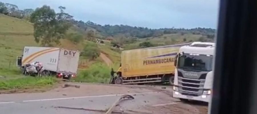 Batida frontal entre caminhão e carreta deixa dois mortos na BR-381, em Minas Gerais.