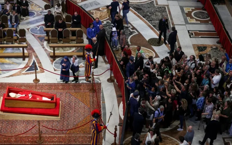Segundo dia de velório do Papa Francisco é marcado por homenagem na Basílica de São Pedro