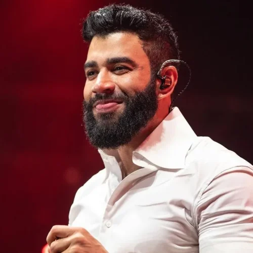 Gusttavo Lima se apresenta ao lado de uma orquestra no Mineirão