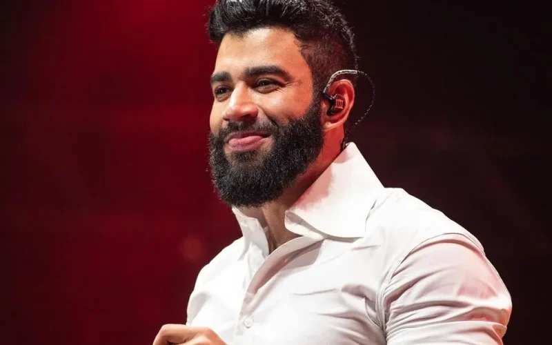 Gusttavo Lima se apresenta ao lado de uma orquestra no Mineirão