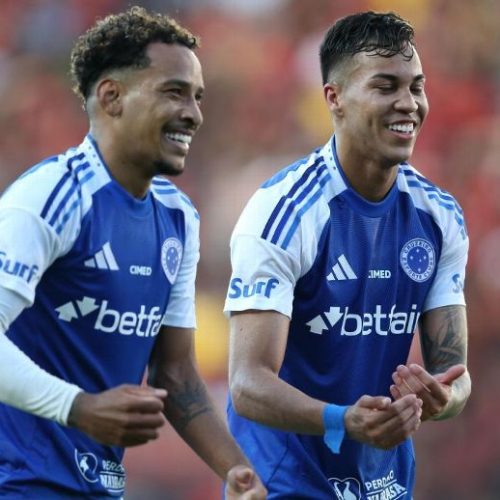 “O Cruzeiro atropela o Sport, alcança sua terceira vitória em sequência e segue de perto os primeiros colocados no Brasileirão.