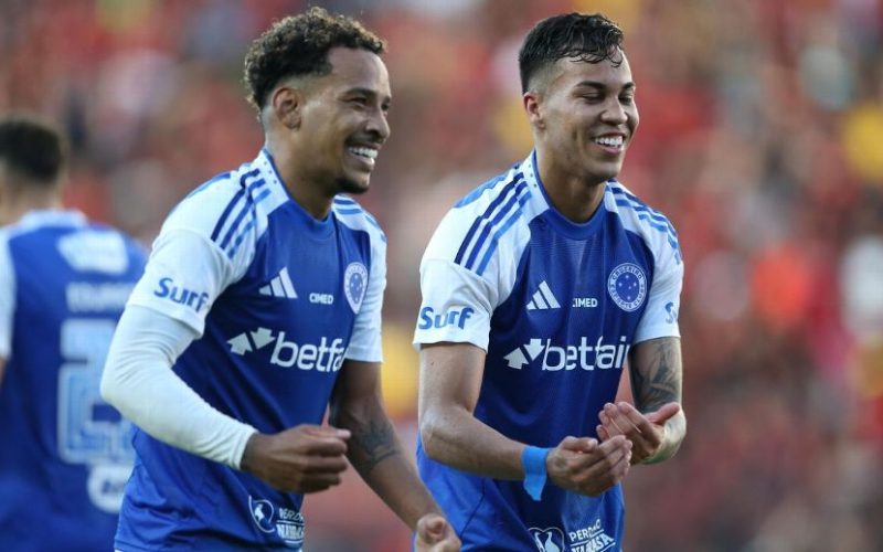 “O Cruzeiro atropela o Sport, alcança sua terceira vitória em sequência e segue de perto os primeiros colocados no Brasileirão.