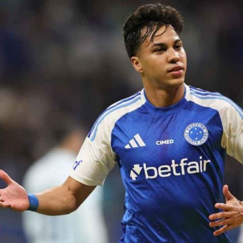 Cruzeiro goleia Grêmio na retomada do Brasileirão e divide liderança com o Flamengo.