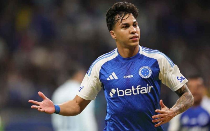 Cruzeiro goleia Grêmio na retomada do Brasileirão e divide liderança com o Flamengo.