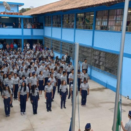 Governo estadual Zema adia consultas públicas sobre expansão de escolas cívico-militares em Minas Gerais.