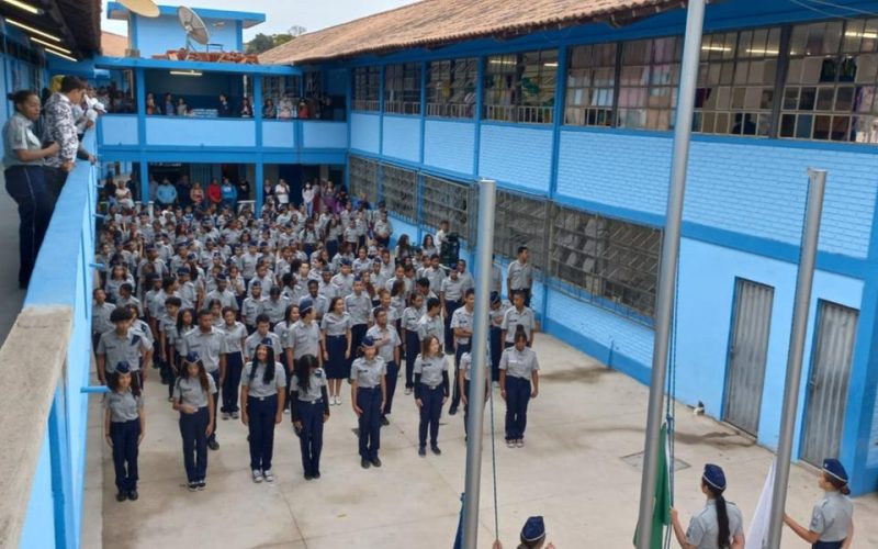 Governo estadual Zema adia consultas públicas sobre expansão de escolas cívico-militares em Minas Gerais.