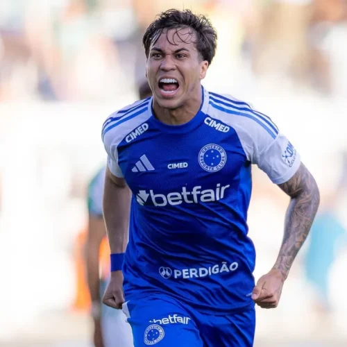 O Flamengo ofereceu cerca de €30 milhões (aproximadamente R$ 195–196 milhões) pelo atacante, que foi artilheiro do Campeonato Brasileiro 2025.