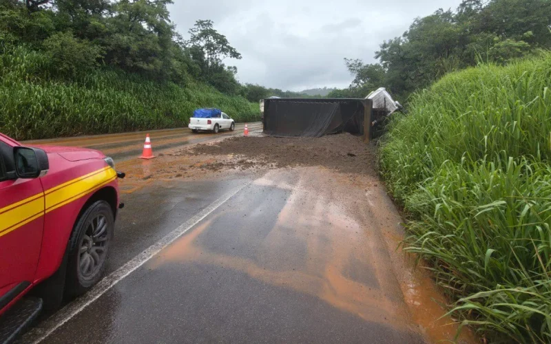 Carreta tomba na BR-381, espalha carga de terra e provoca interdição em Santa Luzia.